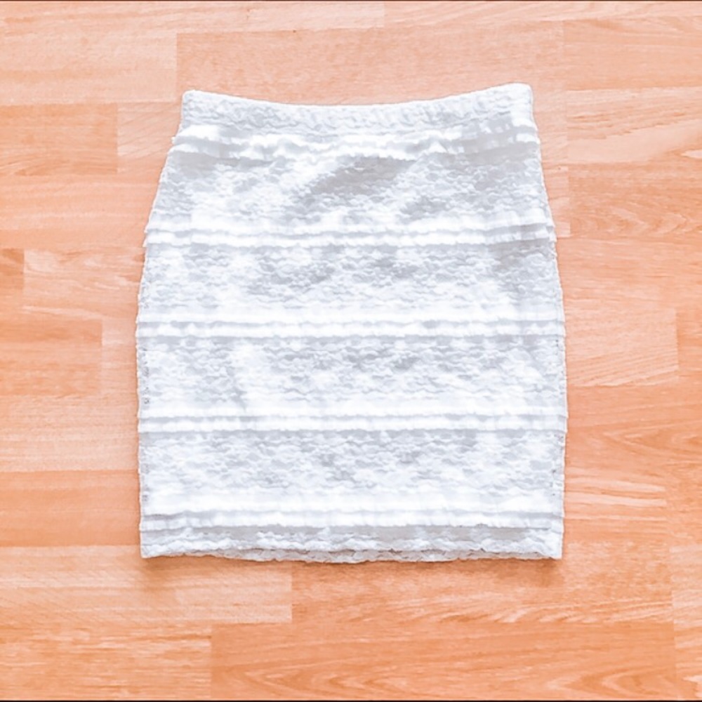❌SOLD❌ NWOT white lace body con - Picture 1 of 4
